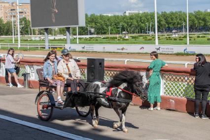 Москва. Центральный ипподром. Девочка катается на пони.