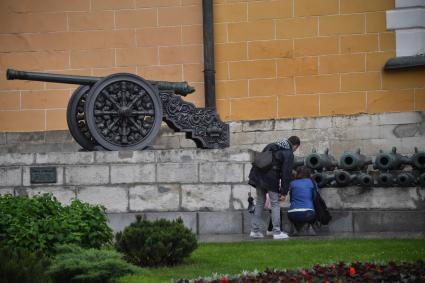 Москва.  Посетители в Московском Кремле.