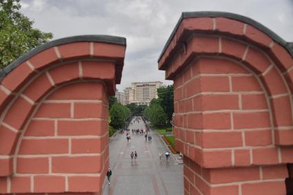 Москва.  Вид на Александровский сад с Троицкого моста.