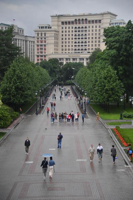 Москва.  Вид на Александровский сад с Троицкого моста.