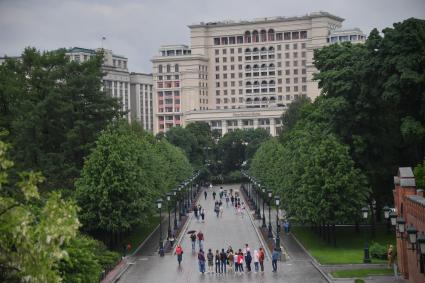 Москва.  Вид на Александровский сад с Троицкого моста.