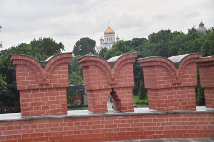 Москва.  Вид на храм Христа Спасителя.