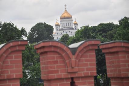 Москва.  Вид на храм Христа Спасителя.