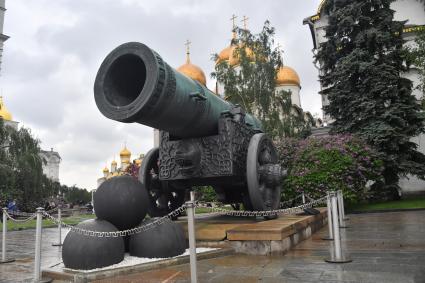 Москва.  Царь-пушка на территории Московского Кремля.