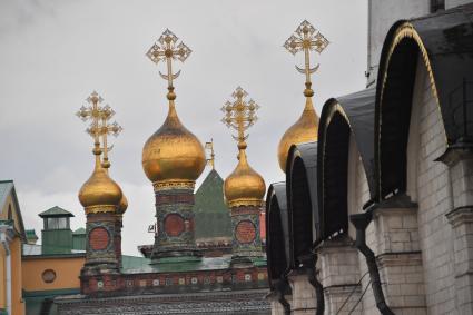 Москва.  Купола Верхоспасского собора.