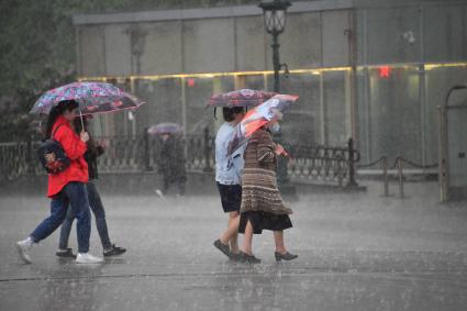 Москва. Женщины под зонтами во время дождя.