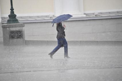 Москва.  Девушка под зонтом во время дождя.