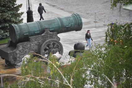 Москва.  Прохожие под дождем.