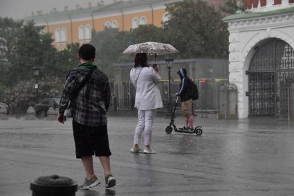 Москва.  Прохожие под дождем.