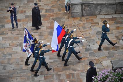 Москва. Группа знаменосцев Президентского полка на церемонии развода пеших и конных караулов на Соборной площади Московского Кремля.