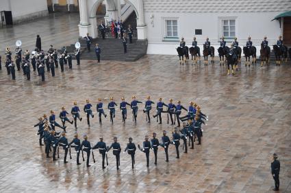 Москва. Военнослужащие Президентского полка  на церемонии развода пеших и конных караулов на Соборной площади Московского Кремля.