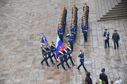 Москва. Группа знаменосцев Президентского полка на церемонии развода пеших и конных караулов на Соборной площади Московского Кремля.