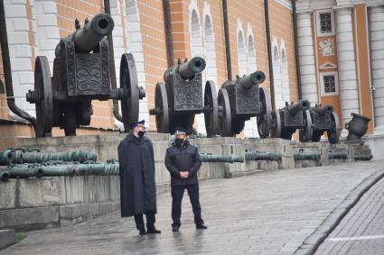 Москва. Перед началом церемонии развода пеших и конных караулов на Соборной площади Московского Кремля.