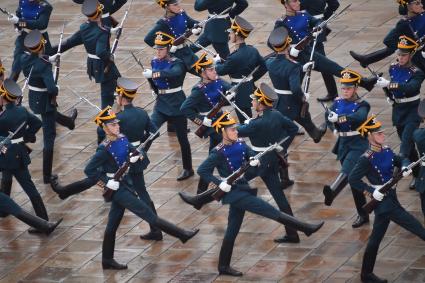 Москва.  Военнослужащие Президентского полка на церемонии развода пеших и конных караулов на Соборной площади Московского Кремля.