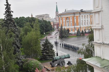 Москва. Военнослужащие Президентского полка на церемонии развода пеших и конных караулов на Соборной площади Московского Кремля.