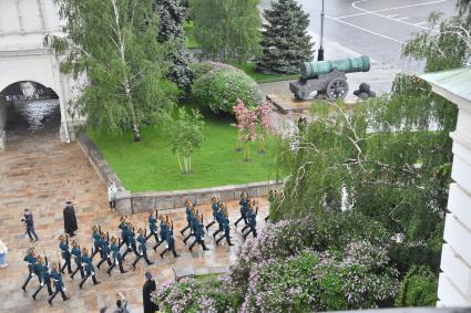 Москва. Военнослужащие Президентского полка на церемонии развода пеших и конных караулов на Соборной площади Московского Кремля.