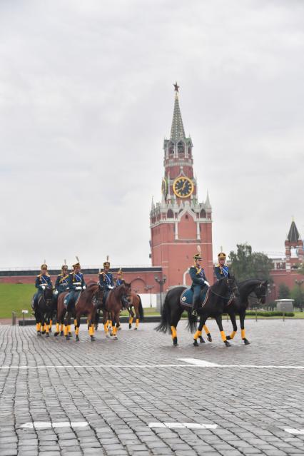 Москва. Военнослужащие  перед началом церемонии развода пеших и конных караулов на Соборной площади Московского Кремля.