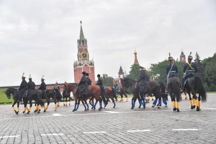 Москва. Перед началом церемонии развода пеших и конных караулов на Соборной площади Московского Кремля.