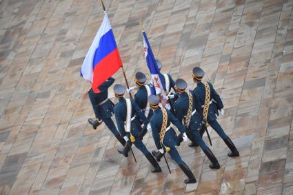 Москва. Группа знаменосцев Президентского полка на церемонии развода пеших и конных караулов на Соборной площади Московского Кремля.