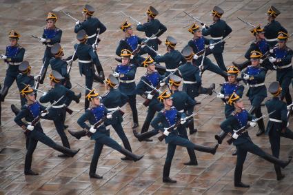 Москва. Военнослужащие Президентского полка  на церемонии развода пеших и конных караулов на Соборной площади Московского Кремля.