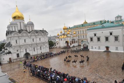 Москва. Военнослужащие Президентского полка на церемонии развода пеших и конных караулов на Соборной площади Московского Кремля.