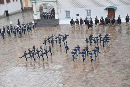 Москва. Военнослужащие Президентского полка  на церемонии развода пеших и конных караулов на Соборной площади Московского Кремля.