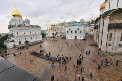 Москва.  Посетители на  Соборной площади перед началом церемонии развода пеших и конных караулов на Соборной площади Московского Кремля.