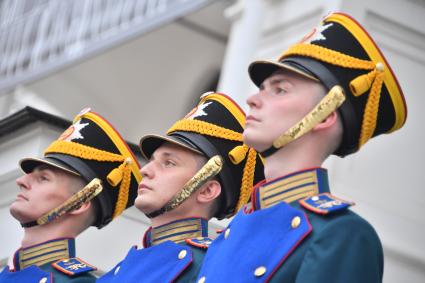 Москва. Военнослужащие Президентского полка на церемонии развода пеших и конных караулов на Соборной площади Московского Кремля.