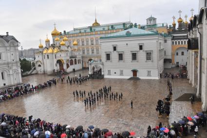 Москва. Военнослужащие Президентского полка на церемонии развода пеших и конных караулов на Соборной площади Московского Кремля.