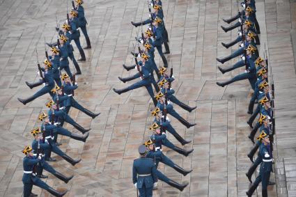 Москва. Военнослужащие Президентского полка  на церемонии развода пеших и конных караулов на Соборной площади Московского Кремля.