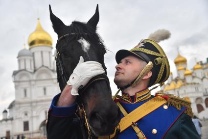 Москва. Военнослужащий  перед началом церемонии развода пеших и конных караулов на Соборной площади Московского Кремля.