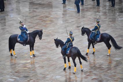 Москва. Военнослужащие Президентского полка  на церемонии развода пеших и конных караулов на Соборной площади Московского Кремля.