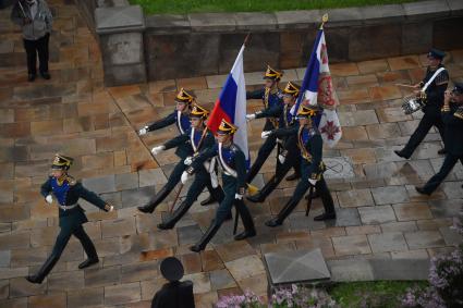 Москва. Группа знаменосцев Президентского полка на церемонии развода пеших и конных караулов на Соборной площади Московского Кремля.