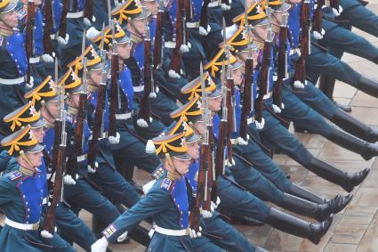 Москва. Военнослужащие Президентского полка на церемонии развода пеших и конных караулов на Соборной площади Московского Кремля.