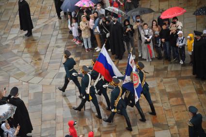 Москва. Группа знаменосцев Президентского полка на церемонии развода пеших и конных караулов на Соборной площади Московского Кремля.