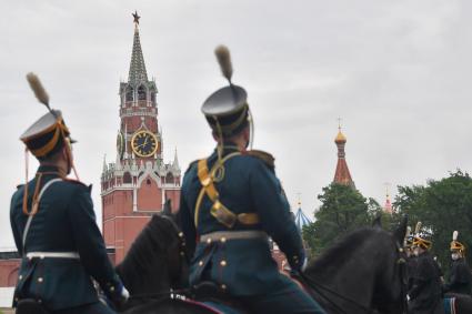 Москва. Перед началом церемонии развода пеших и конных караулов на Соборной площади Московского Кремля.