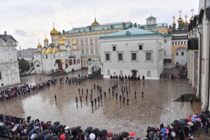 Москва. Военнослужащие Президентского полка на церемонии развода пеших и конных караулов на Соборной площади Московского Кремля.