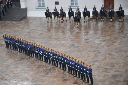 Москва. Военнослужащие Президентского полка  на церемонии развода пеших и конных караулов на Соборной площади Московского Кремля.