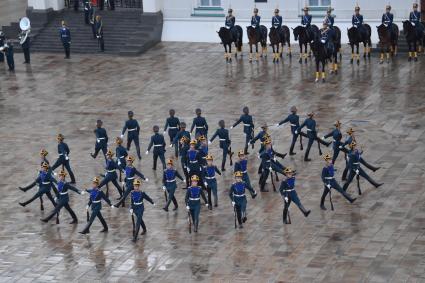 Москва.  Военнослужащие Президентского полка на церемонии развода пеших и конных караулов на Соборной площади Московского Кремля.