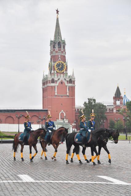 Москва. Перед началом церемонии развода пеших и конных караулов на Соборной площади Московского Кремля.