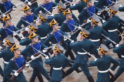 Москва. Военнослужащие Президентского полка на церемонии развода пеших и конных караулов на Соборной площади Московского Кремля.
