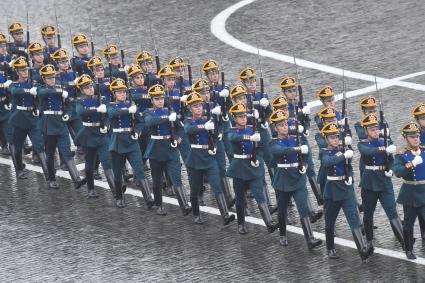 Москва. Перед началом церемонии развода пеших и конных караулов на Соборной площади Московского Кремля.