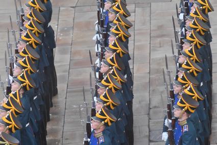 Москва. Военнослужащие Президентского полка на церемонии развода пеших и конных караулов на Соборной площади Московского Кремля.