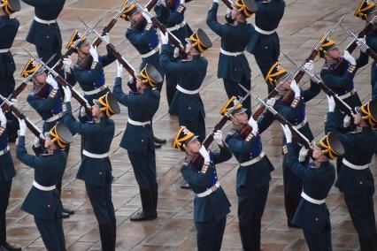 Москва.  Военнослужащие Президентского полка на церемонии развода пеших и конных караулов на Соборной площади Московского Кремля.