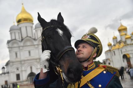 Москва. Военнослужащий  перед началом церемонии развода пеших и конных караулов на Соборной площади Московского Кремля.