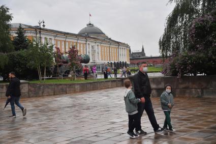 Москва.  Зрители перед началом церемонии   развода пеших и конных караулов на Соборной площади Московского Кремля.