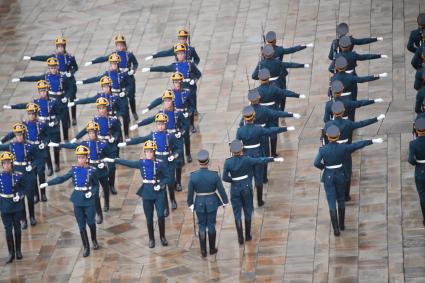 Москва. Военнослужащие Президентского полка  на церемонии развода пеших и конных караулов на Соборной площади Московского Кремля.