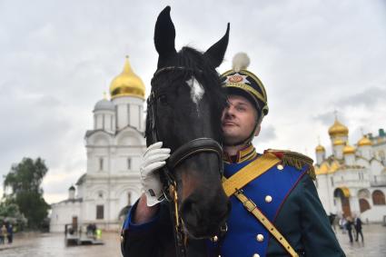 Москва. Военнослужащий  перед началом церемонии развода пеших и конных караулов на Соборной площади Московского Кремля.