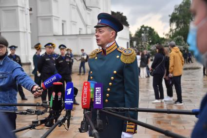 Москва. Военнослужащий перед  началом церемонии развода пеших и конных караулов на Соборной площади Московского Кремля.