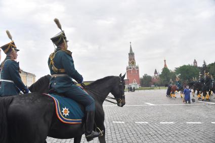 Москва. Перед началом церемонии развода пеших и конных караулов на Соборной площади Московского Кремля.